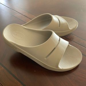 OOFOS Mens Khaki Slides Size 9 Medium (D, M)